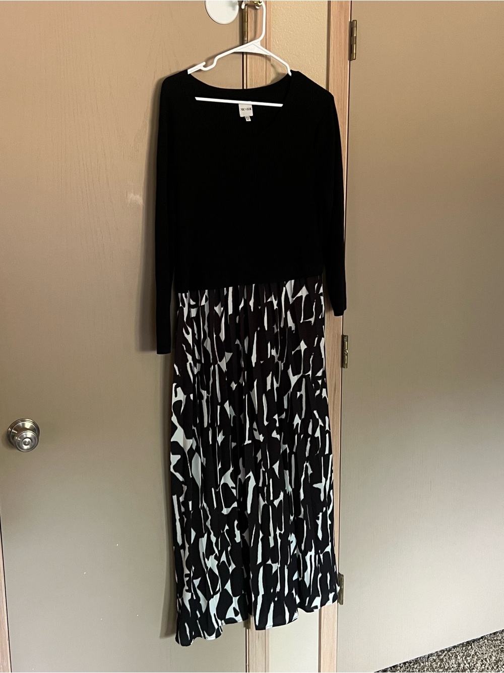 NIC+ZOE Black and White Pleated Abstract Midi Dress - Picture 9 of 10